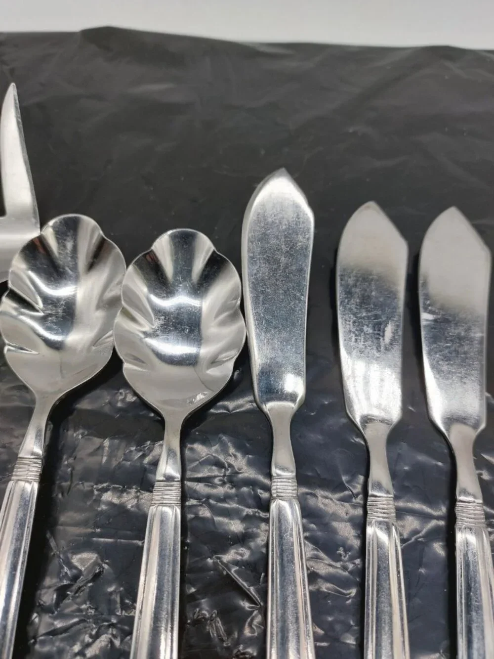 Pfaltzgraff Flatware 2 Sugar Spoons 2 Serving Forks 3 Butter Knives Lot Of 7